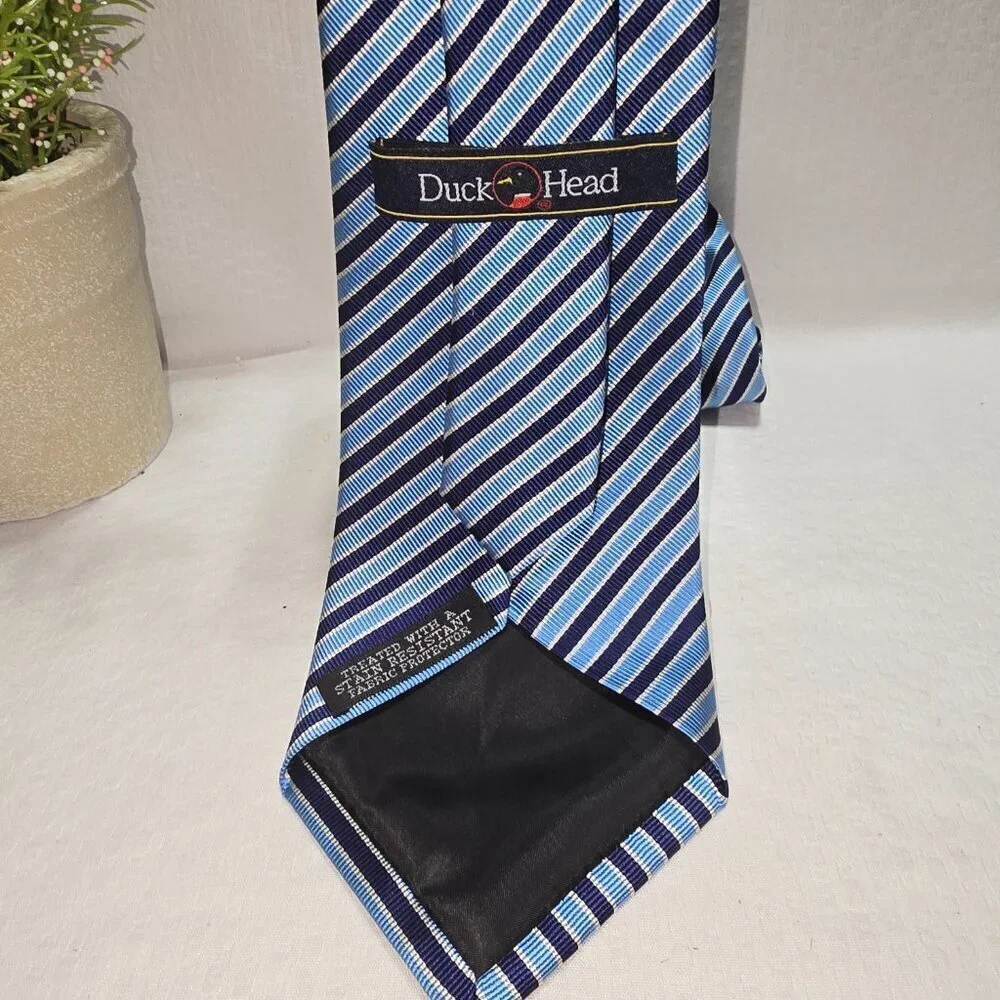 DUCK HEAD MENS SILK TIE STAIN RESISTANT BLUE AND NAVY DIAGONAL STRIPE EUC